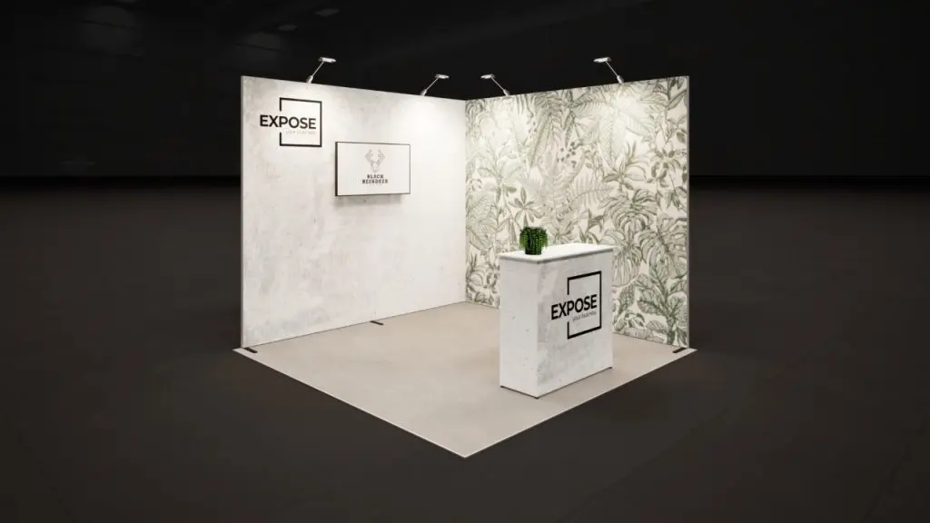 Beursstand met balie, presentatiescherm en zijwand met patroonprint voor een strakke en professionele beurs-presentatie.