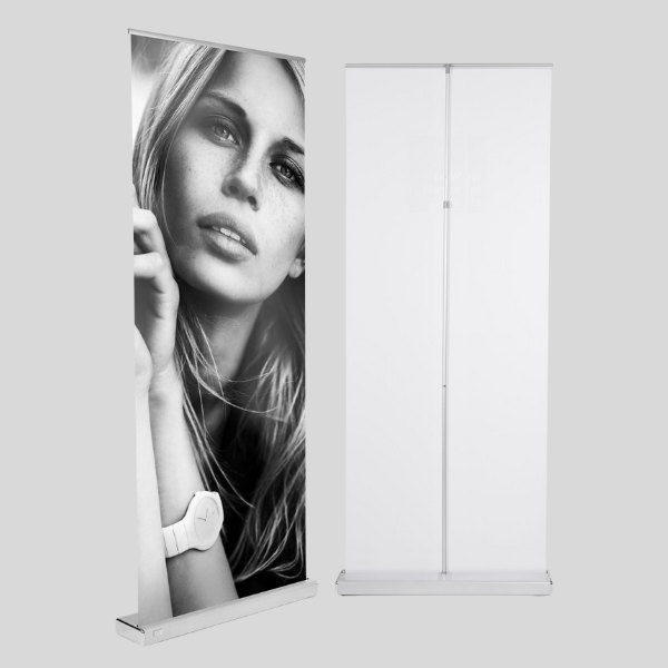 Twee roll-up banners met sieraden en modebeeld, ideaal voor luxe productpromotie in een winkel, showroom of op een beurs.