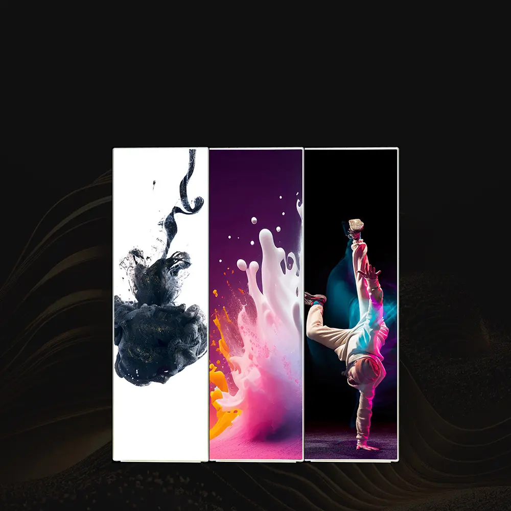 Drie smalle led displays met opvallende visuals op zwarte achtergrond, geschikt voor digitale reclame en productpresentatie.