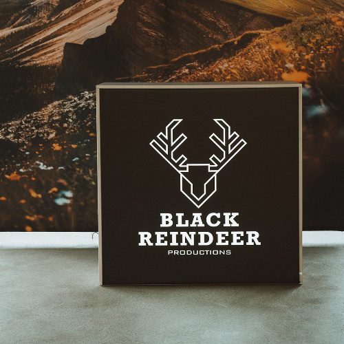 Beursbalie met logo op zwarte voorzijde door Black Reindeer, geschikt als ontvangstbalie of informatiepunt op een beursstand.